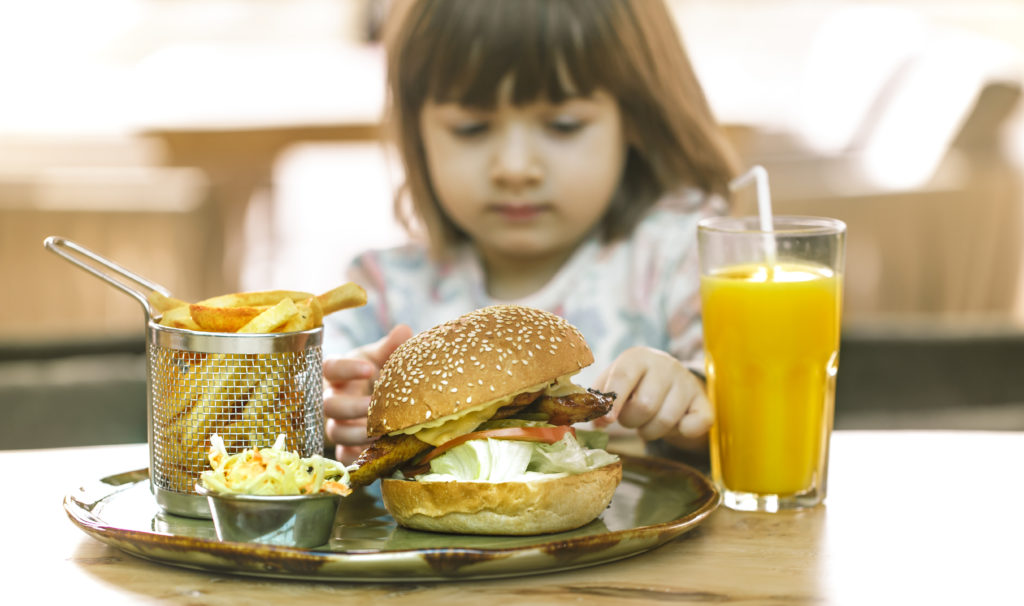 Os malefícios de alimentação gordurosa na infância